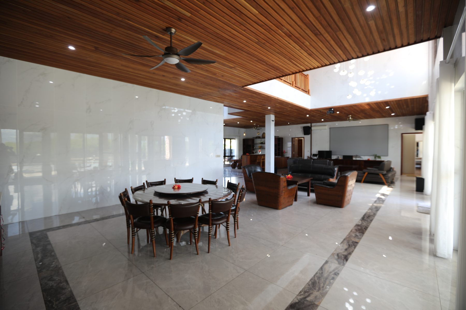 The round banquet dining table