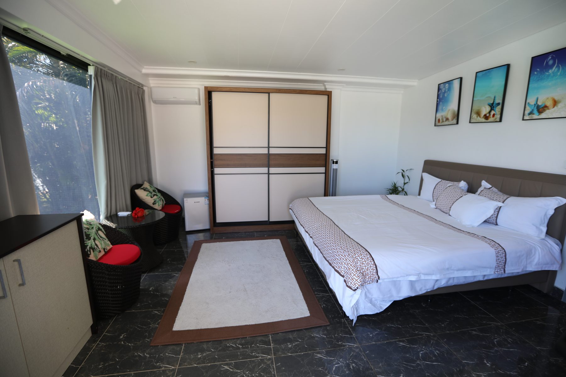 Garden room with king bed and private ensuite