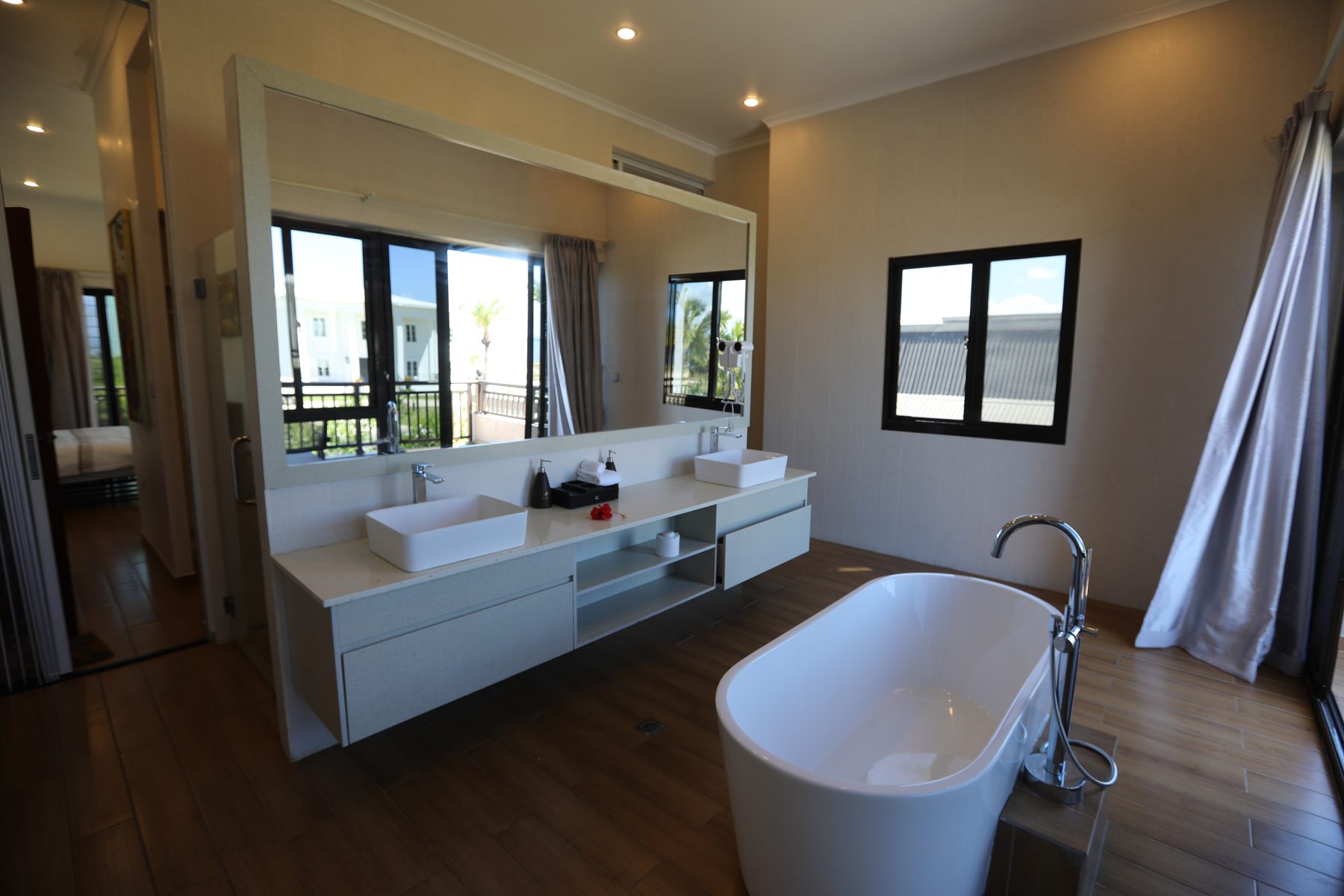 Room 202's ensuite with soaking tub